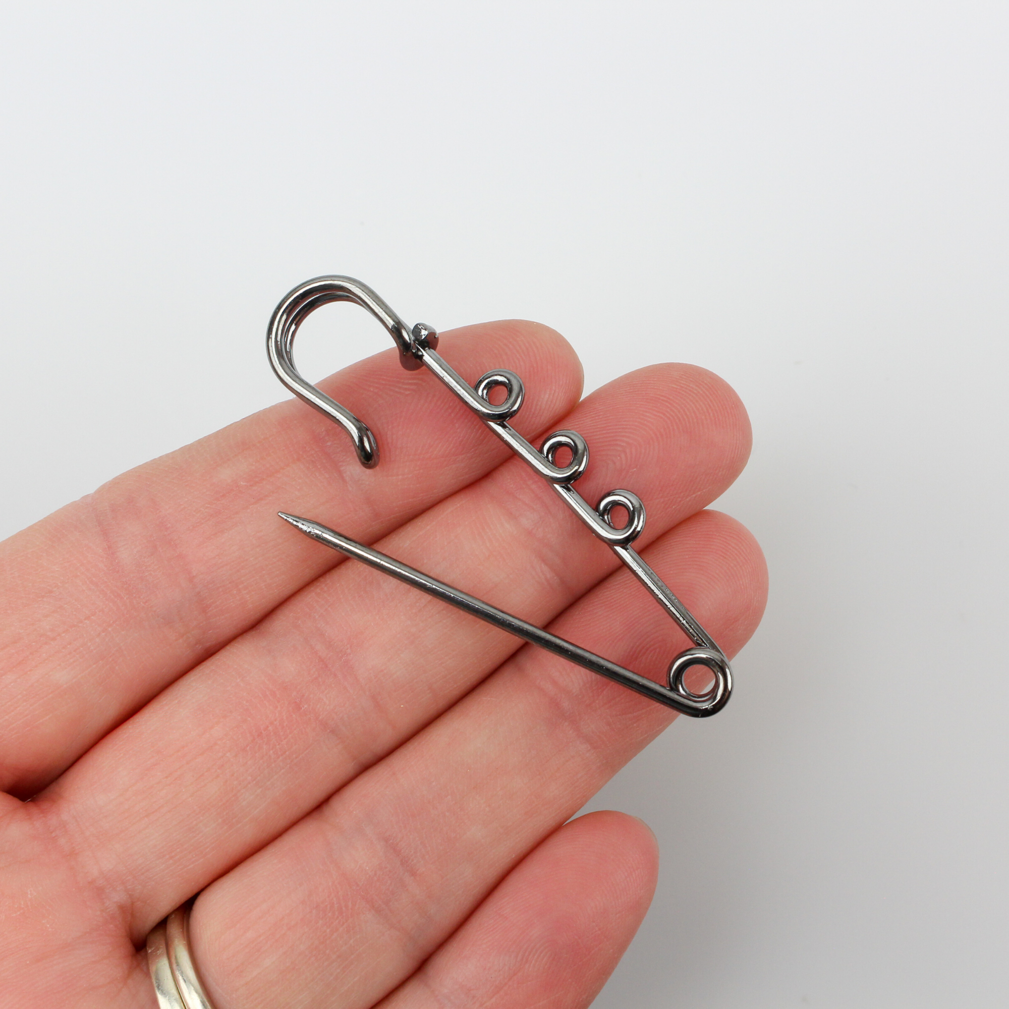 I Love You Sign Language Kilt Safety Pin for Purse, Love Safety Pin, Sign  Language Safety Pin,Safety Pin Charm BROOCH,charms on brooch